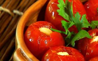겨울철 맛있는 소금에 절인 토마토를 준비하는 요리법 음식용 토마토를 빠르게 피클하세요.